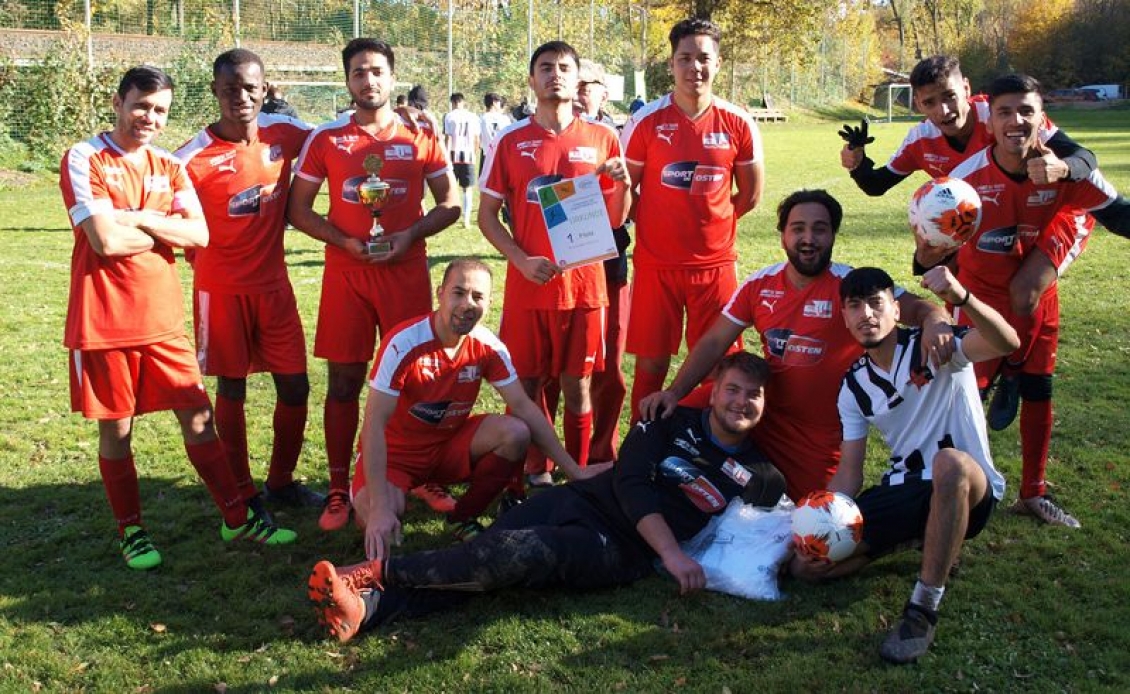 Der Turniersieger 2021 hei&szlig;t SV 1913 Schm&ouml;lln mit Pokal, Urkunde und einen Spielball des TFV gab es dazu. 