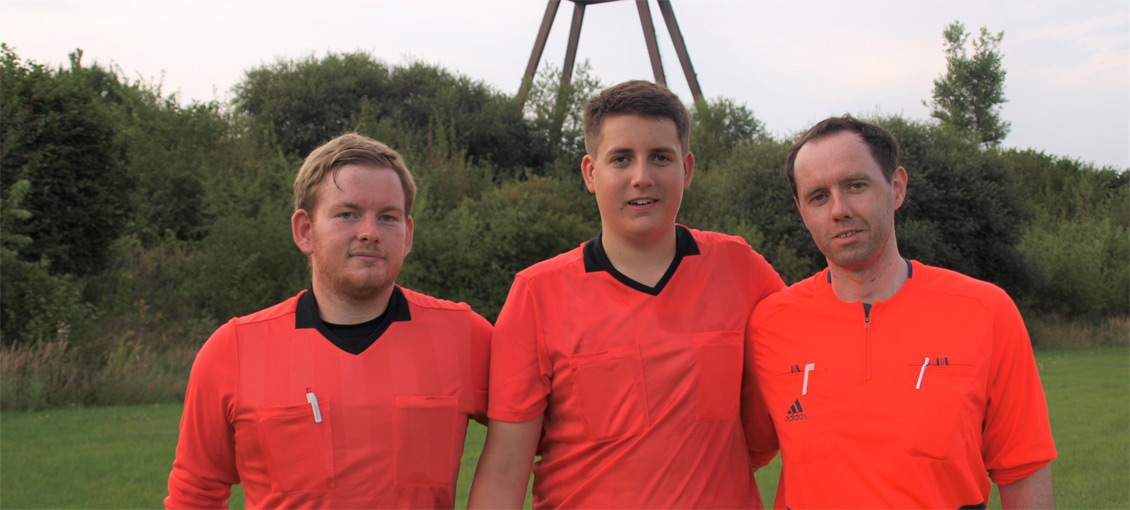 Das Er&ouml;ffnungsspiel der Kreisliga am 13. August 2021 in L&ouml;bichau gegen Langenleuba (0:3) wird er wohl nie vergessen. An diesem Tag assistierten dem 17-J&auml;hrigen Lucas Kollmann (li.) und Daniel Adam aus Gera an der Linie. 