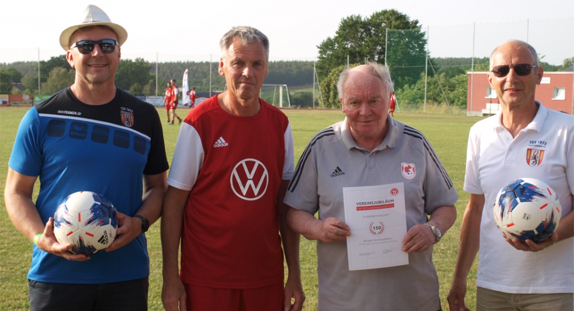 Foto: Ehrung zum Vereinsjubiläum durch den KFA Ostthüringen: Vorsitzender Heiko Neudeck, AH-Chef Sven Nauhardt, Günther Hoyer vom KFA und Udo Frankowiak, 2. TSV-Vorsitzender (v.l.). 