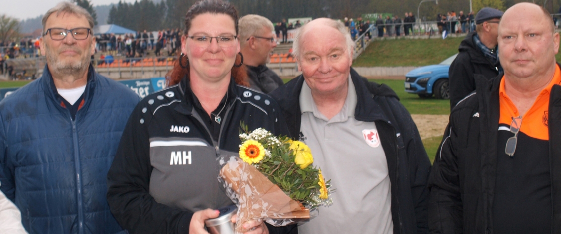 Geehrt wurden Manuela Hegner, Nico Engelstädter und Holger Michaelis. Im Foto: Rainer Müller, Stellvertretender KFA-Vorsitzender, Manuela Hegner, Günther Hoyer und Wismut-Vorsitzender Frank Neuhaus.