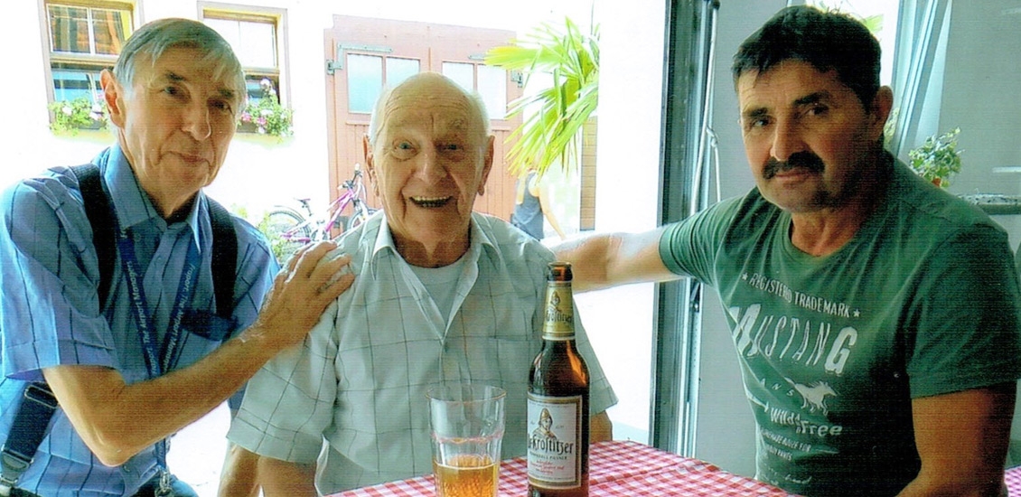 Der Geraer Hans Dorsch (Mitte) im Jahr 2018 beim Oettersdorfer J&uuml;rgen Sachs (re.) zum Geburtstag. Der Geraer J&uuml;rgen Senf (li.) betreute Hans Dorsch viele Jahre.    