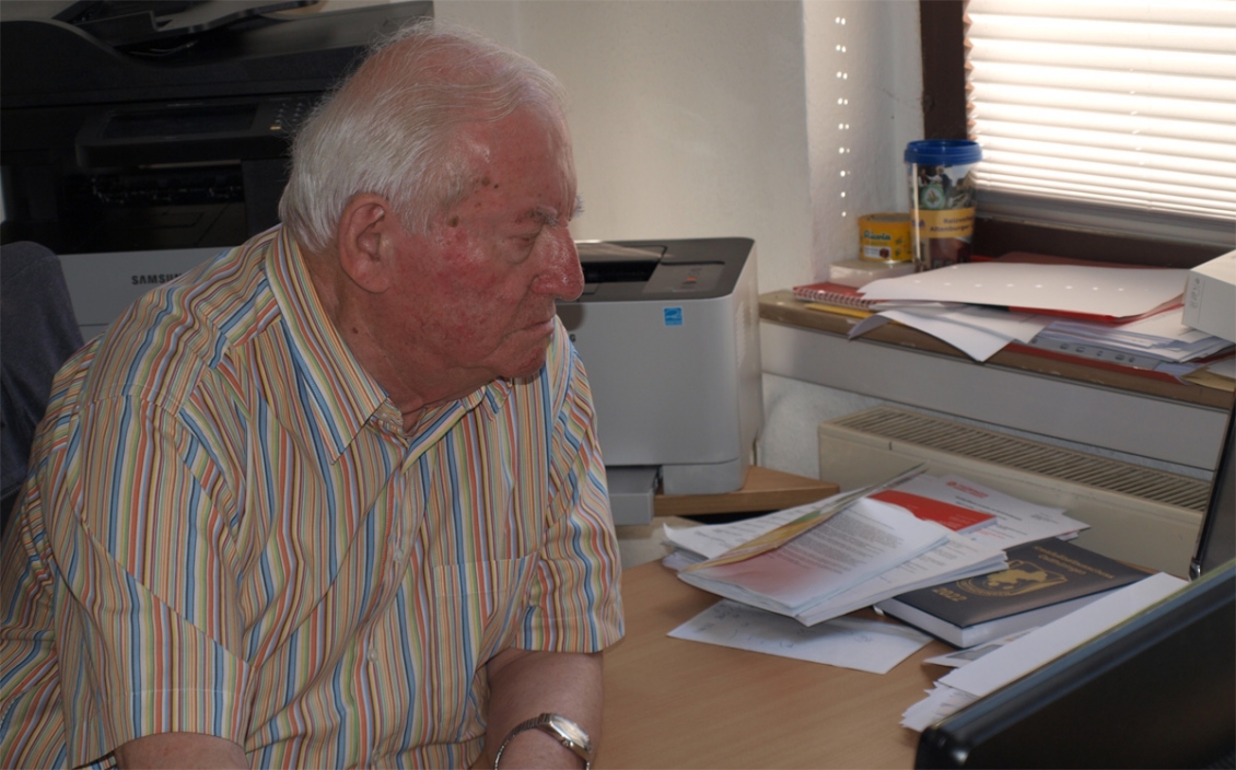 Dieter K&ouml;bke arbeitet am PC in der KFA-Gesch&auml;ftsstelle.
