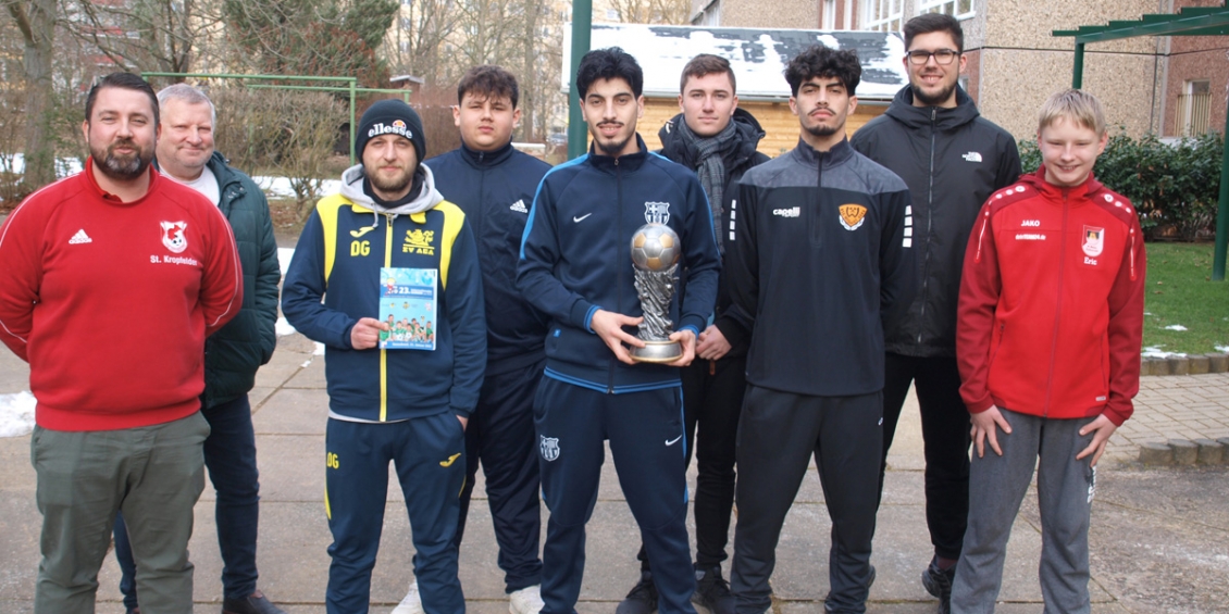 Die Verantwortlichen des Ostthüringer Schiedsrichter-Ausschusses mit Obmann Steve Kropfelder und Ansetzer Ronald Patzer (v.l.) freuen sich über die bestandenen Prüfungen der Anwärter in Theorie und Praxis.