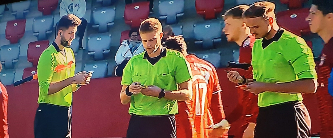 Die Endspiel-Referees Paul Baudis, Leroy Schott und der Weidaer Nick Schubert (v.l.) freuen sich auf die Partie Schalke gegen Stuttgart