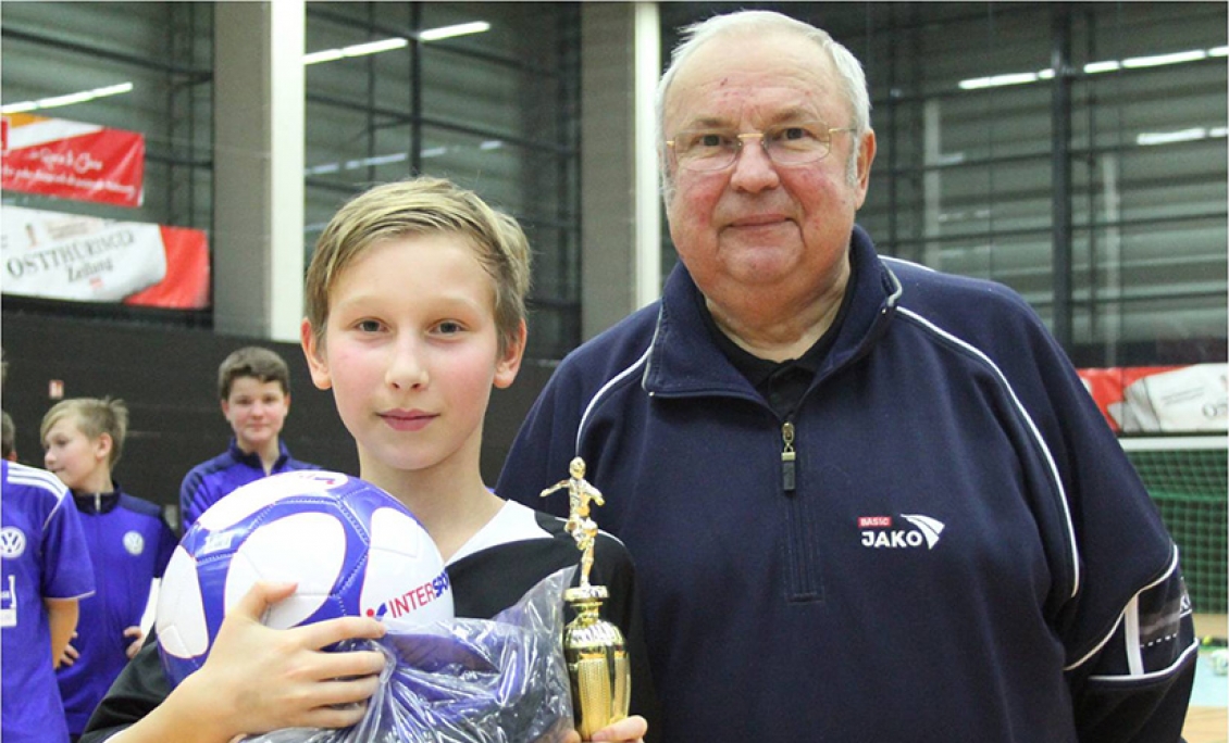 Foto: Gerhard Striegel stand einige Jahre eng an der Seite des Georg-Buschner-Hallenturniers für den Fußball-Nachwuchs.  Foto: Förderverein/Uwe Gatzemann