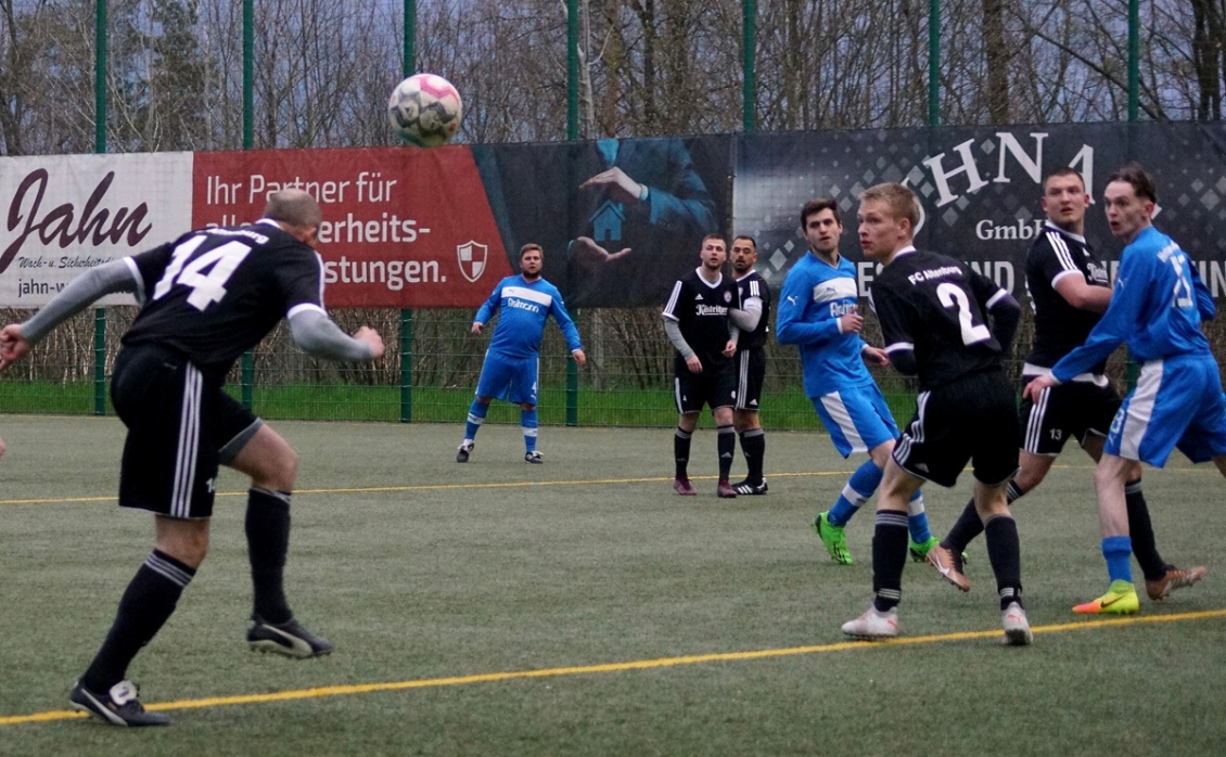 Foto: Nach 64 Minuten verletzungsbedingt ausscheiden musste RSV-Torjäger Lars Härtel (li.) auf dem Greizer Tempelwald und konnte seinem Team nicht mehr helfen. Foto: TINO PFADENHAUER