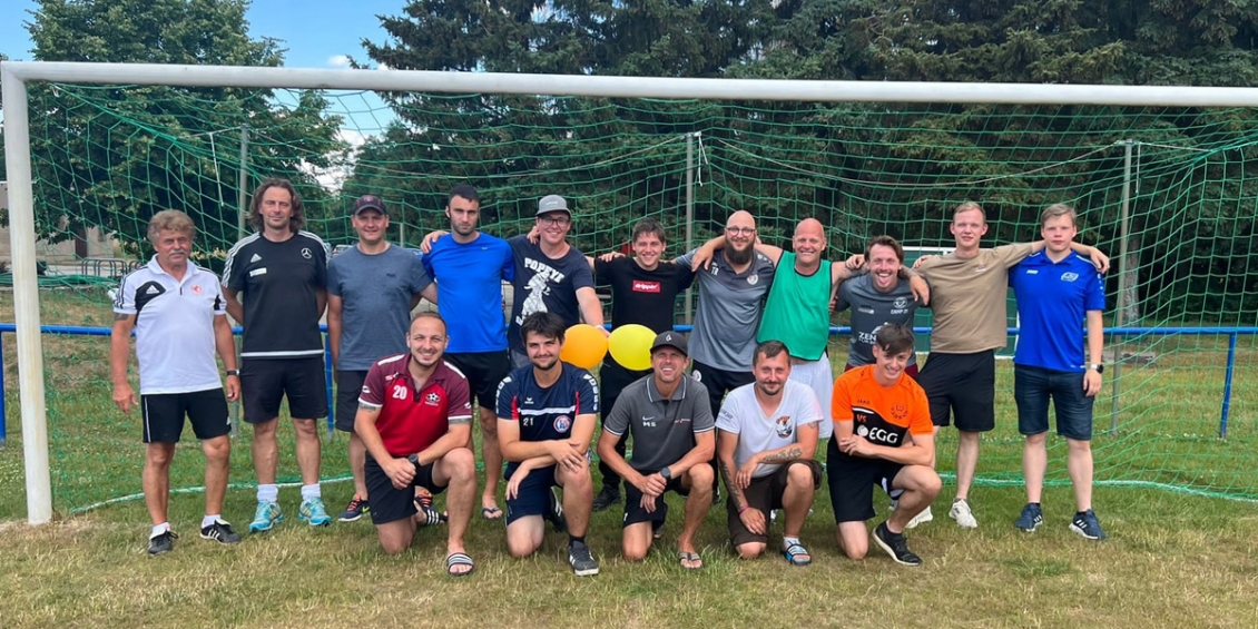 14 Fußballer gingen in Nöbdenitz an den Start, um Teamleiter zu werden. Ausbilder waren Walter Werner und Jörg Fleischer (hinten 1. und 2. von links).