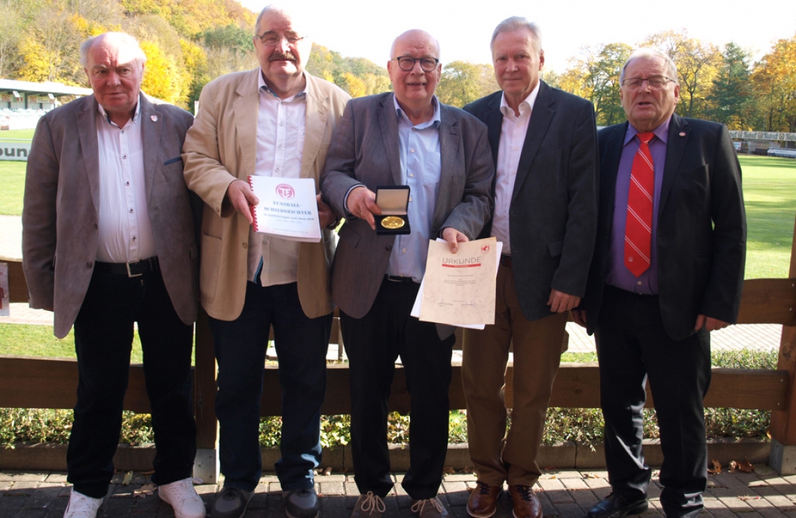 TFV-Pressesprecher Hartmut Gerlach (Mitte) hat anl&auml;sslich seines 70, Geburtstages die Ehrenplakette des KFA Ostth&uuml;ringen erhalten. &Uuml;berreicht wurde sie von den Ostth&uuml;ringer Vertretern G&uuml;nther Hoyer, Manfred Malinka, Wolfhardt Tomaschewski und Klaus H&uuml;bschmann (v.l.). 