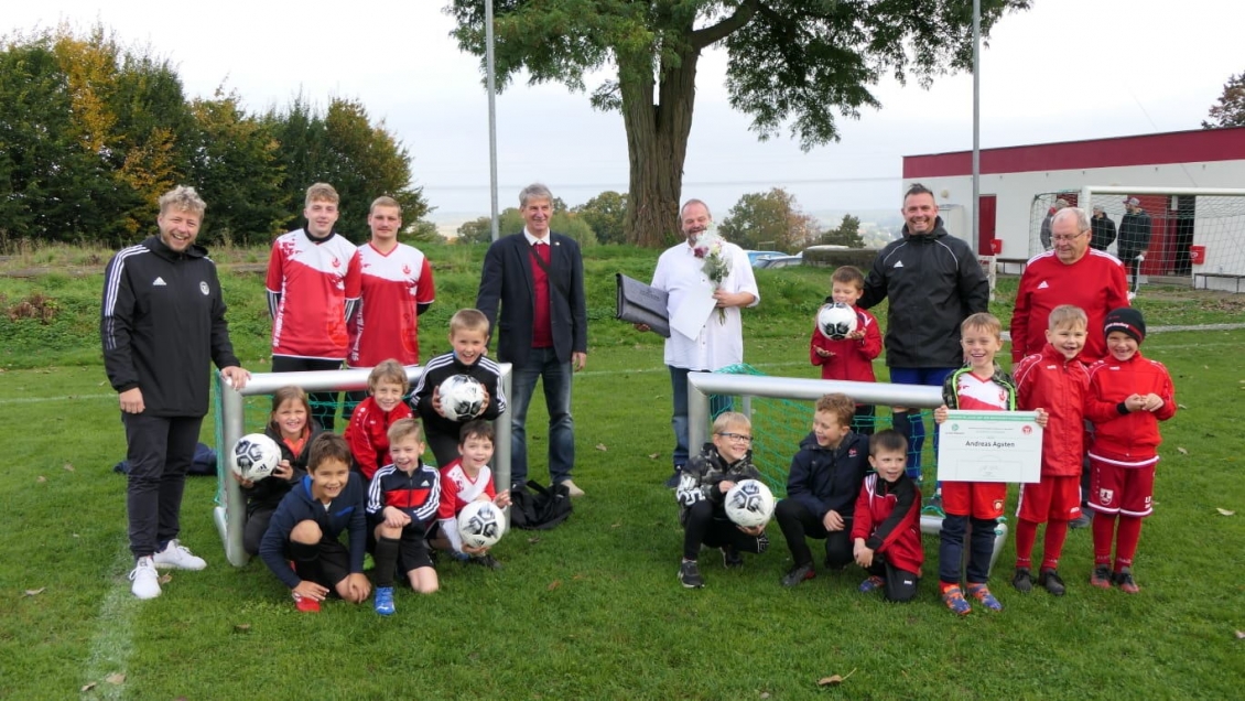 Foto: Der SV Einheit Altenburg erhielt vom Kreisfu&szlig;ballausschuss zwei Minitore plus ein Ballpaket, Andreas Agsten (Mitte) ein Sport-Pr&auml;sent. 