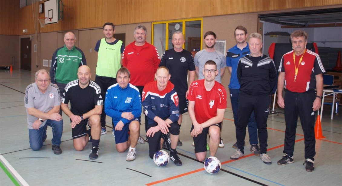 KFA-Quali-Chef Walter Werner (re.) mit einer Gruppe angehender Lizenz-Inhaber in Schmölln.