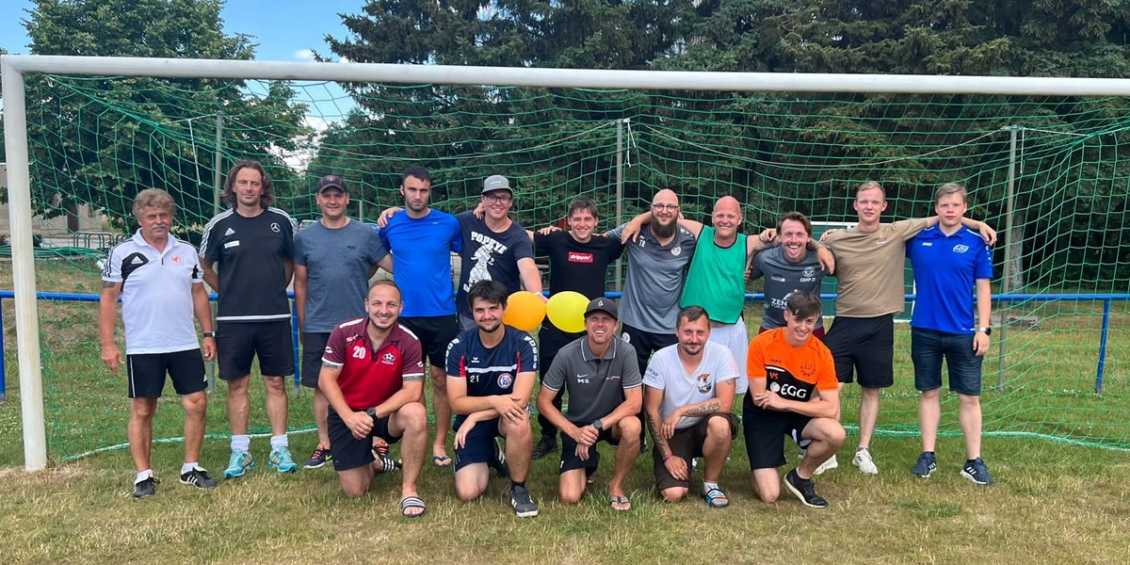 Im Sommer 2022 wurden sie als Teamleiter ausgebildet, jetzt nennt man sie Basiscoach. &Uuml;bungsleiter verschiedenster Ostth&uuml;ringer Vereine mit ihren Ausbildern Walter Werner und J&ouml;rg Fleischer (hinten v.l.). Einige von ihnen haben mittlerweile schon die C-Lizenz erworben.