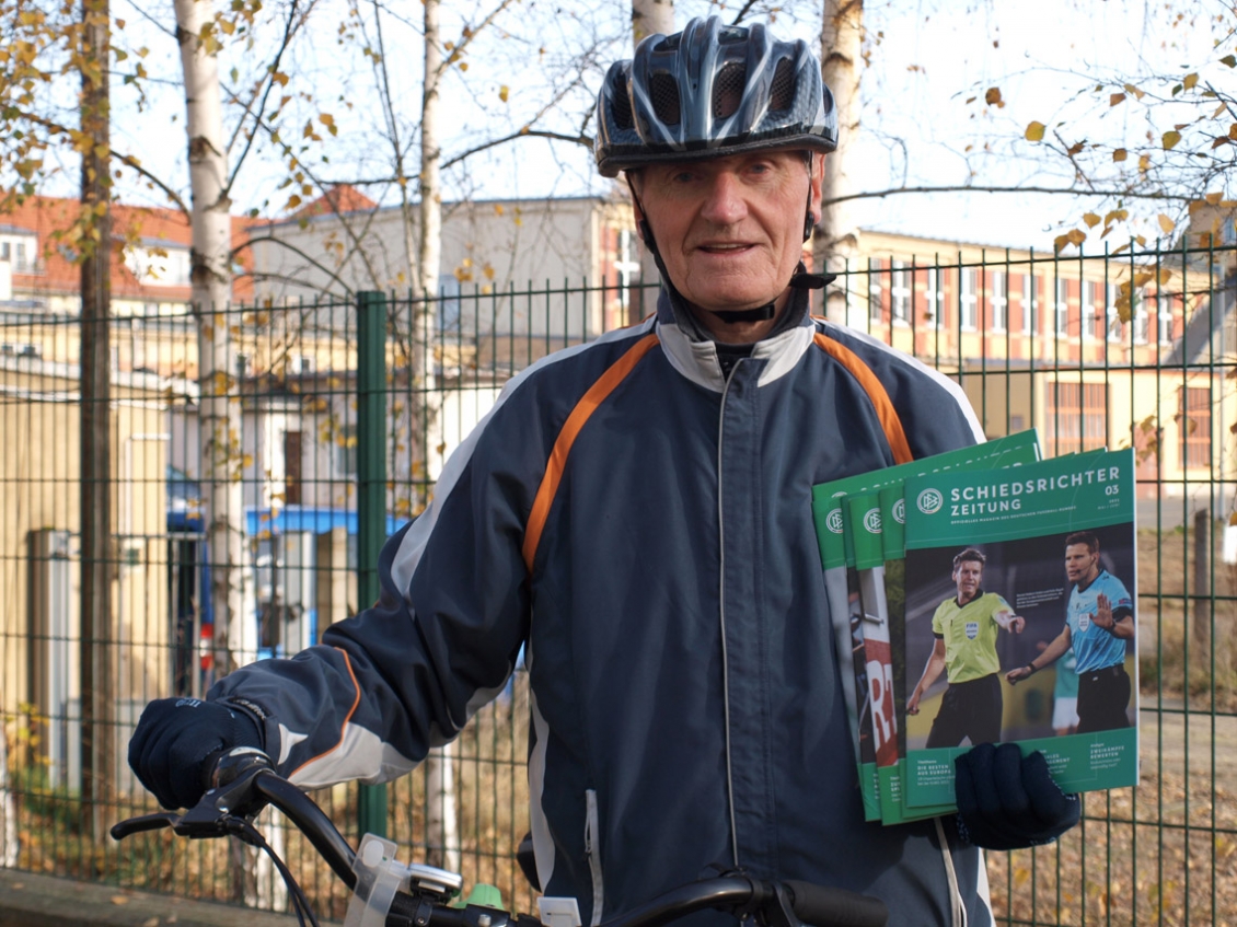 Der 79-j&auml;hrige Schiedsrichter Karl-Heinz Biel hat w&auml;hrend des Lockdowns 39 Schiedsrichter-Zeitungen mit dem Fahrrad in Gera an den Mann gebracht.