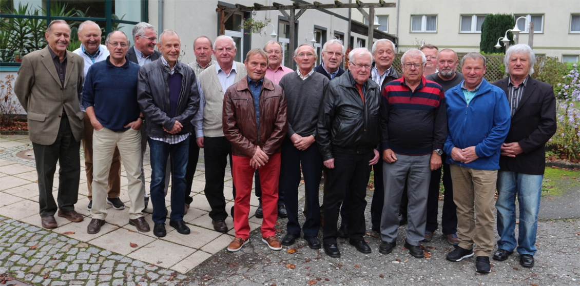  Zwei Mal j&auml;hrlich treffen sich ehemalige Ostth&uuml;ringer Funktion&auml;re zu einem Wiedersehen. Unter ihnen die Greizer Dieter K&ouml;bke (7.v.l.) und Rainer Schlutter (8.v.l.), Matthias M&uuml;ller (6.v.l.) und Wolfgang Droigk (3.v.r.) aus Gera, Gerd Meister (4.v.r.) und Klaus H&uuml;bschmann (9.v.l.) aus Schm&ouml;lln und der M&uuml;nchenbernsdorfer Rolf Kraft (5.v.r.). 
